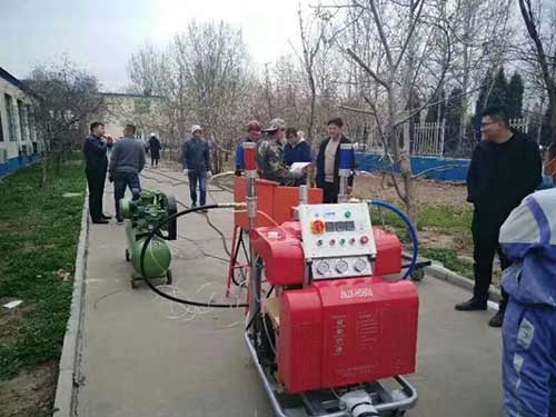張家口聚脲噴涂 儲罐防腐哪個噴涂機(jī)型號好用?(圖1) 江蘇省客戶水池聚脲噴涂機(jī)防水現(xiàn)場施工拍攝